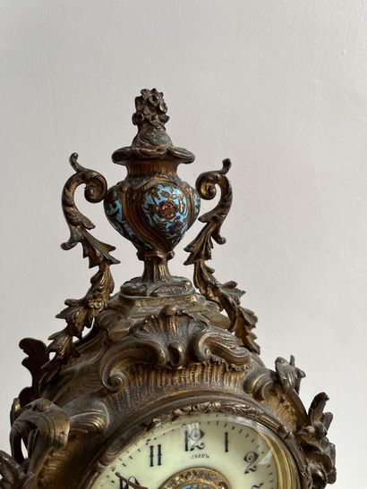 Pendule en bronze doré et émaux cloisonnés vers 1890 Large corps ventru de style...
