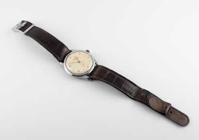 ALPHA ref. 5507 vers 1950 Montre bracelet en acier, boitier tonneau à large lunette...