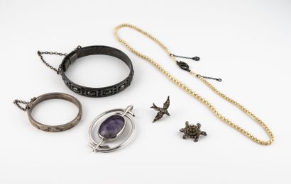 null Lot de bijoux en argent (925) composé de deux bracelets joncs ciselés dont un...