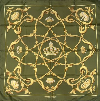 HERMES Carré en twill de soie modèle Crown sur fond vert kaki.

90 cm x 90 cm