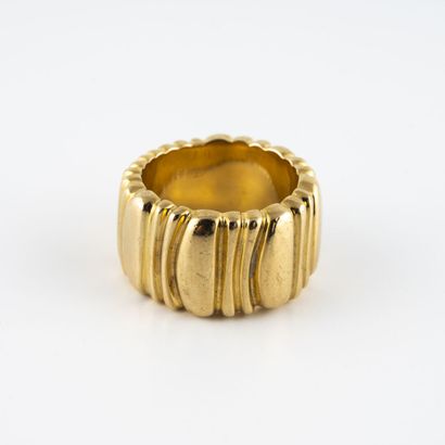 CARTIER, Casque d'or Bague jonc en or jaune (750) à décor de cannelures. 

Signée...