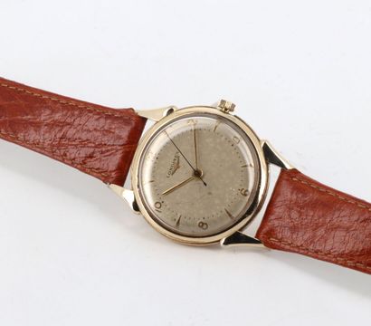 LONGINES - WITTNAUER vers 1960 Plated metal wristwatch, elegant round case with "cow...