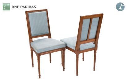 null Three chairs in natural wood, with flat back and tapered legs with curved flutes.
Louis...