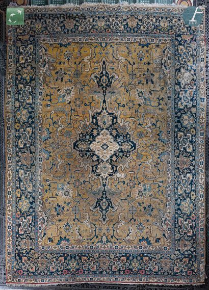 null TABRIZ (IRAN) - 20th century
Wool velvet carpet, cotton warps and wefts
Decorated...