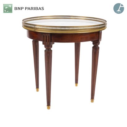 null Small mahogany pedestal table, molded and carved, grey veined white marble top,...