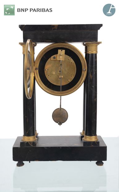 null Portico clock in Portor marble and gilt bronze; (accidents).
Middle of the 19th...