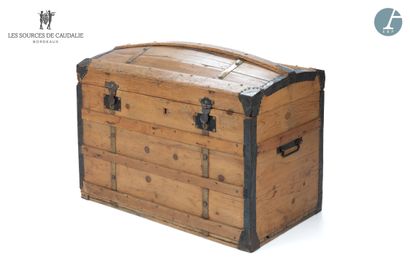 null From Sources de Caudalie (Grange à Bateaux)
Wooden chest, curved back.
H : 70cm...