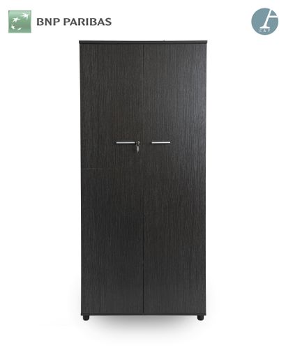 null JET cabinet,
Two doors with locks equipped with five metal shelves for hanging...