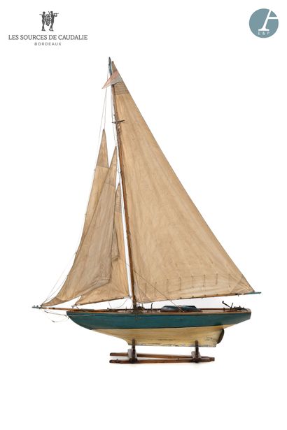 null From Sources de Caudalie (Boat Barn)
Large model of a sailboat in painted wood.
With...