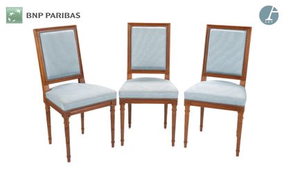 null Three chairs in natural wood, with flat back and tapered legs with curved flutes.
Louis...