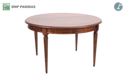 null Circular table in mahogany stained wood, molded and carved, the legs tapered...