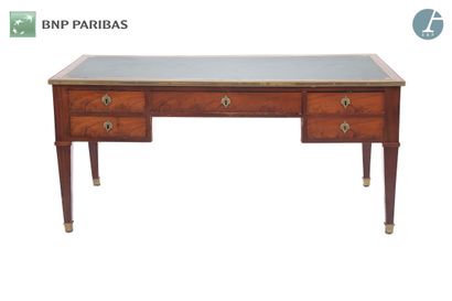 null Natural wood and mahogany veneer pedestal desk, opening to five drawers in the...