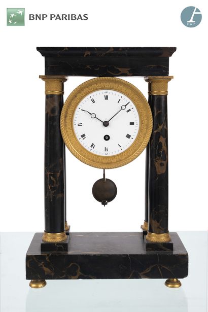 null Portico clock in Portor marble and gilt bronze; (accidents).
Middle of the 19th...