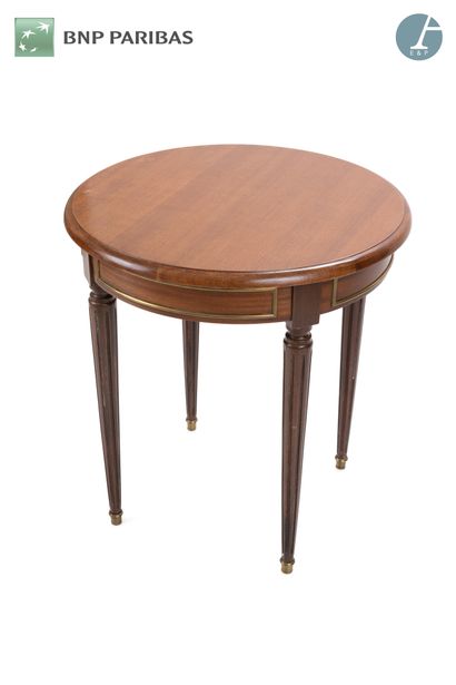 null Circular pedestal table in stained mahogany, molded and carved, the belt decorated...