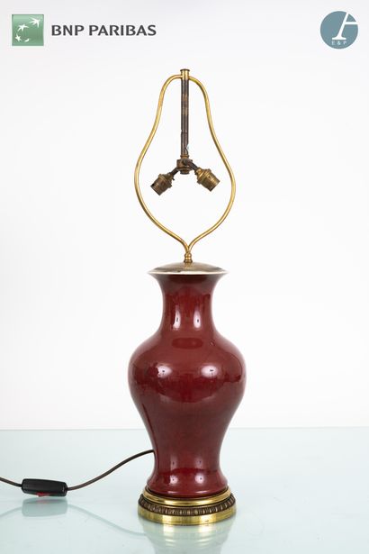 null Lamp in oxblood porcelain, resting on a bronze base. Mounting in brass.
Chips...