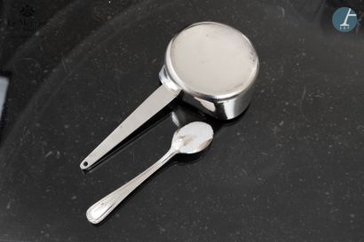 null From the Hotel Le Meurice

Lot in silver plated metal including :
A sauce pan,...