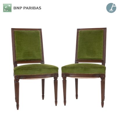 null Pair of chairs in natural wood molded and carved. The upholstery in green velvet....