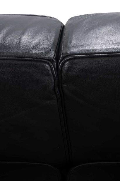 null After LE CORBUSIER,
Black leather sofa, chromed metal base

H : 70cm - W : 175cm...