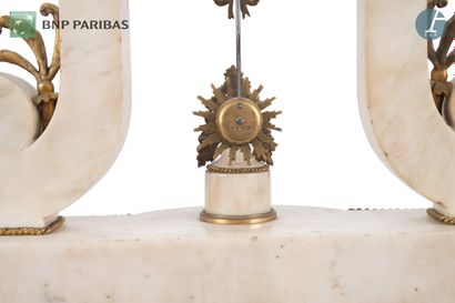 null Pendule portique en marbre blanc et bronze doré, à deux montants en volute ;...