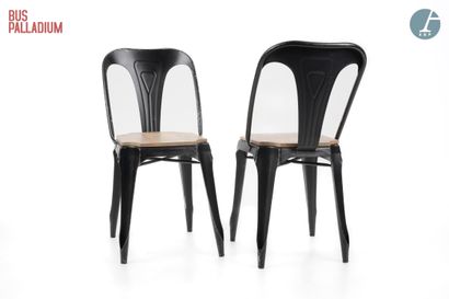 null From the Palladium Bus



Set of 4 industrial chairs, the structure in black...