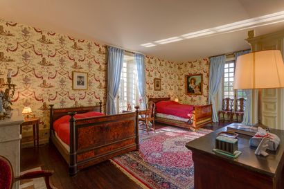 null Three-day stay for ten people and visit of the library by the owners or a specialist...