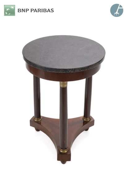 null Mahogany veneered tripod pedestal table, black marble top with white veins.
Accidents...