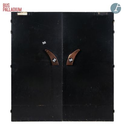 null From the Palladium Bus



Double entrance door in black lacquered wood, handles...