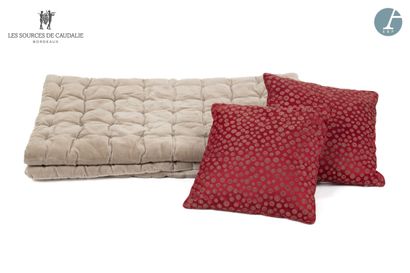 null From Sources de Caudalie (Grange à Bateaux)
Bed set including two red fabric...