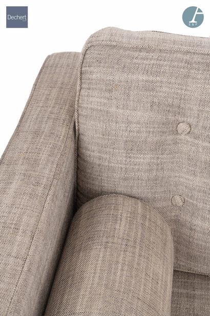 null Sofa, natural wood base, seat in light grey fabric, the back upholstered.

Important...