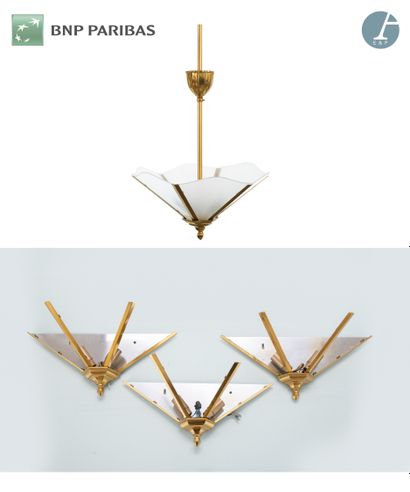 null Lot including :
a pair of chandeliers, the gilded metal structure holding six...