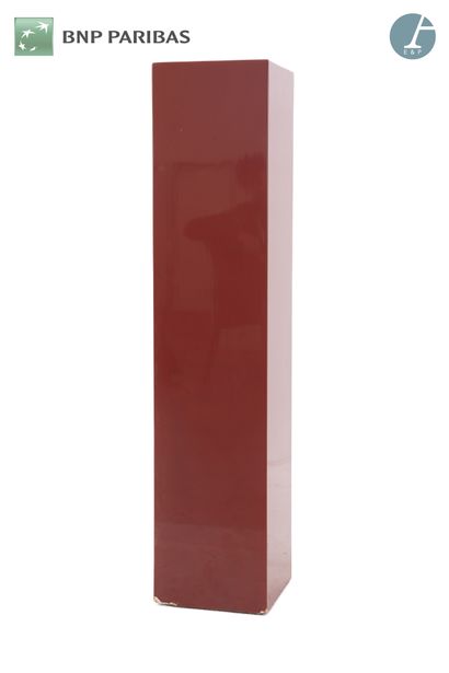 null Column in chipboard covered with red lacquered melamine. Some chips at the bottom...