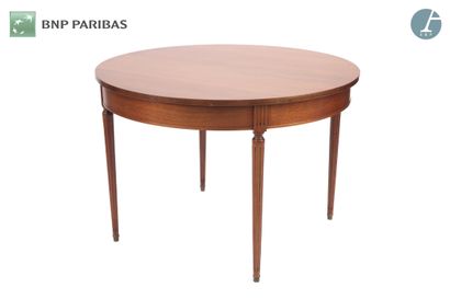 null Round table in natural wood, molded and carved, tapered legs. 
Louis XVI style
Scratches...