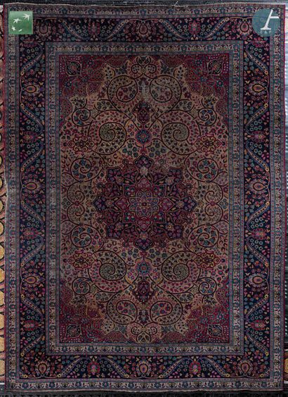 null ORIENT - XXth century
Wool velvet carpet, cotton warps and wefts
Important central...