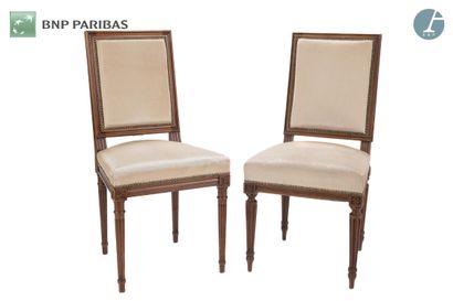null Set of six chairs in molded and carved natural wood, beige velvet upholstery.
Louis...