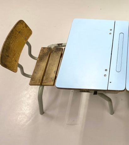 null Furniture of the Petit Collège: a small desk for a 10th grade class



Small...