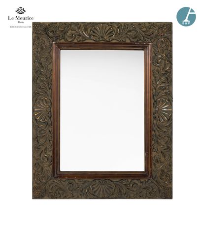 null En provenance de l'Hôtel Le Meurice.
Miroir en bois sculpté et peint façon dorure...