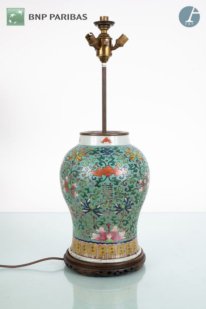 null Lampe en porcelaine polychrome à décor de fleurs et d'idéogrammes chinois, sur...