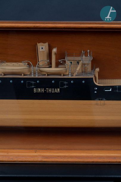Maquette d’un demi-coque Beautiful half hull of the S/S Binh Thuan with its window...