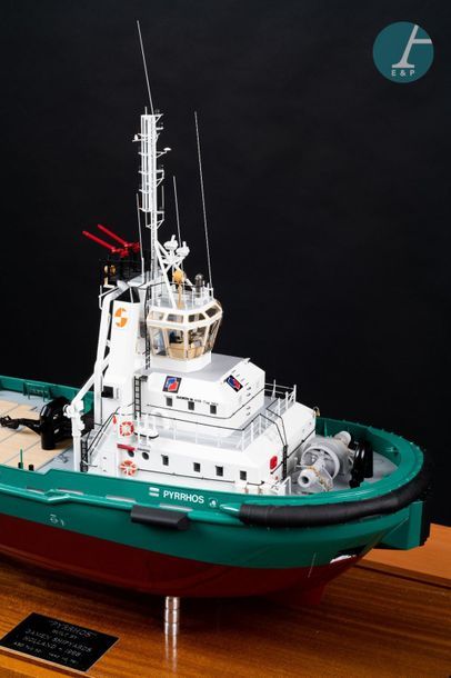 Maquette Maquette du remorqueur offshore Pyrrhos Port aux Français, sous vitrine...