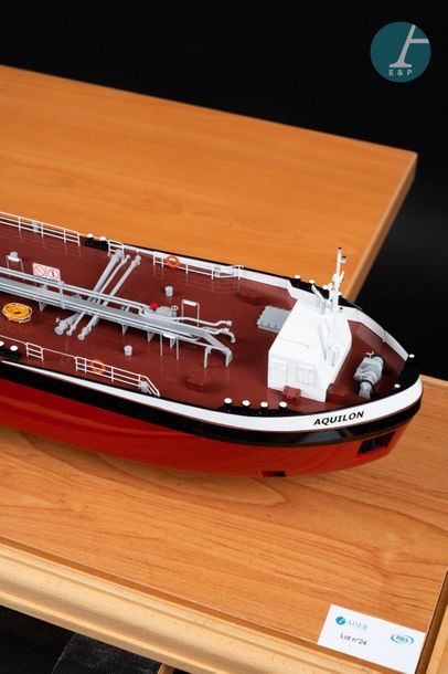 Maquette d'un pétrolier fluvial Model of the oil tanker Aquilon Paris under wooden...