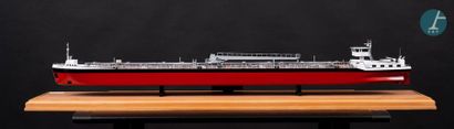 Maquette d'un pétrolier fluvial Model of the oil tanker Aquilon Paris under wooden...