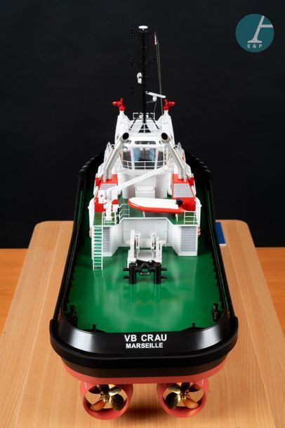 Maquette d’un remorqueur Model of the VB Crau Marseille pusher tug under Plexiglas...