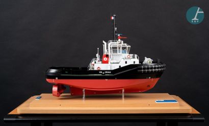 Maquette d’un remorqueur Model of the VB Crau Marseille pusher tug under Plexiglas...