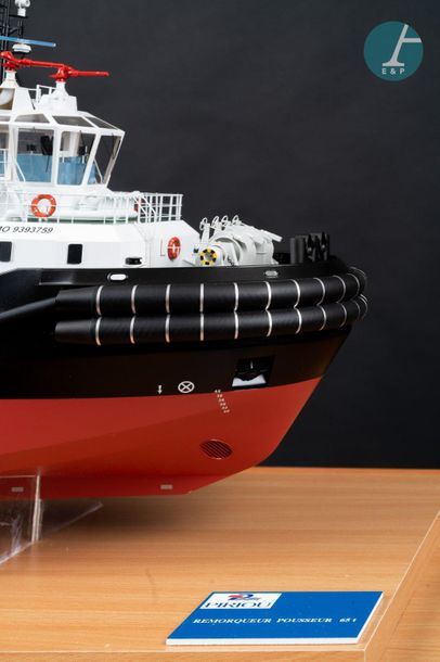 Maquette d’un remorqueur Model of the VB Crau Marseille pusher tug under Plexiglas...