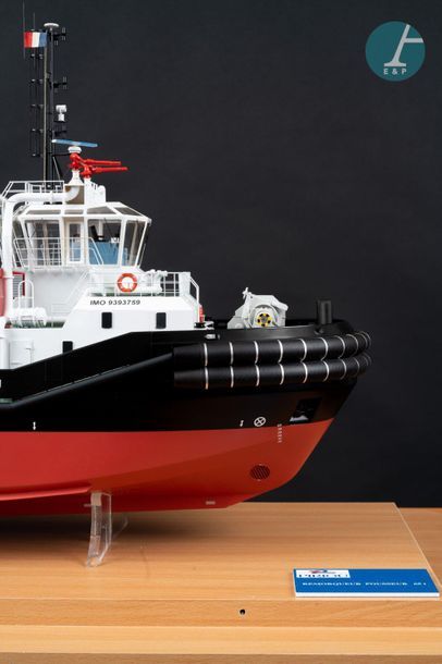 Maquette d’un remorqueur Model of the VB Crau Marseille pusher tug under Plexiglas...