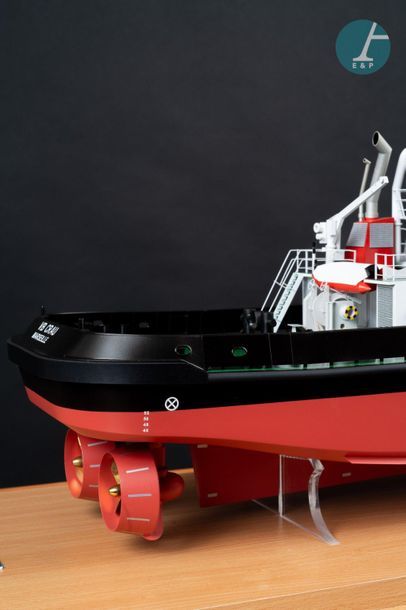 Maquette d’un remorqueur Model of the VB Crau Marseille pusher tug under Plexiglas...