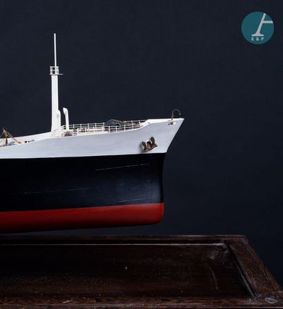 Maquette Maquette sans nom d’un tanker des années 1960, sous cloche en Plexiglas...