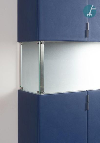 Armoires-vitrines Ensemble de trois armoires-vitrines, supports et mobilier de vitrine...