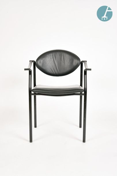 En provenance du siège de la Région Île-de-France Black leather armchair,

Metal...