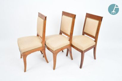 En provenance du siège de la Région Île-de-France Thirteen natural wood chairs. 

Seat...